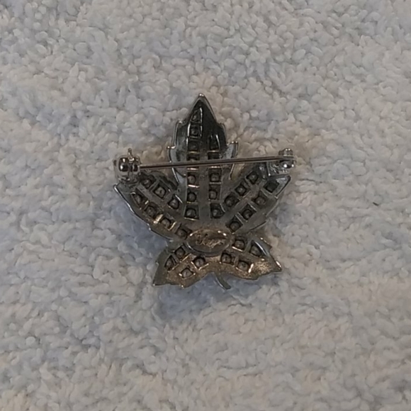 Vtg. Silver Tone Keyes Canadian Maple Leaf Brooch - Picture 2 of 2